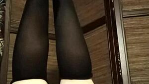 Баба в колготках и чулках расслабляется дома