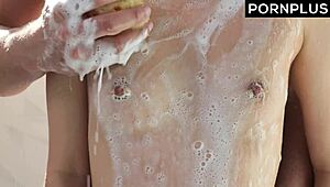 London Lee presser spunk ud af stor pik i dampende bruser doggy style