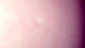 Kibírnád ezt a ribancot fehérneműben ugrálva fekete fészen?