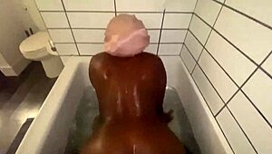 Жаркий душ с моей 18+ соседкой по комнате — что за шторкой?