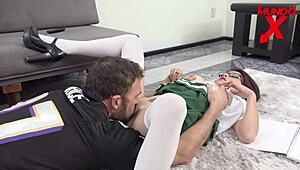 Si intrufola per scopare il patrigno amico dopo allenamento sudato