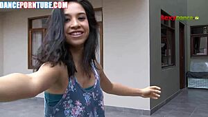 Gadis Mexico 18+ goyang punggung ketat seluar pendek, menggoda joget berani.