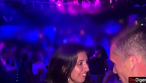 Preplavljen jebanjem ove studentske kurve u klozetu kluba