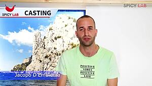 小さい男の硬いチンポが巨乳ブロンドを初ポルノでバン