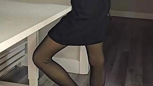 Jeune poétesse 18+ lit sa poésie émue dans robe sublime