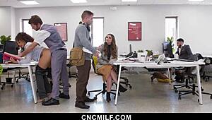 Поглед към свободния офис, където всички се чукат на работа - зряла мадама