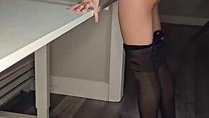 Jeune poétesse 18+ lit sa poésie émue dans robe sublime