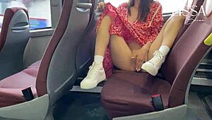 Vruća žena se šepuri i pipa na javnom autobusu, vao