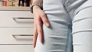 Ev Yapımı Küçük 18+ Sarışın Dar Kot Pantolonunda Soyunuyor.