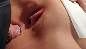 Još uvek volim da jebem njenu tesnu obrijanu guzu, tako lepo.