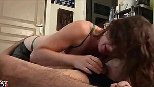 ¡Ey, mira a esta puta francesa en lencería satén ajustada comiendo culo y follada en POV!