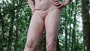 2024 07 16, Esclave F nel bosco per una sessione di esibizionismo fatta in casa.