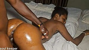 Zaad overstroomt haar romige kut, druipt eruit na hard neuken