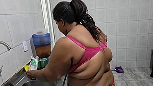 Tô dividido vendo minha madrasta ser fodida forte na cozinha pelo enteado