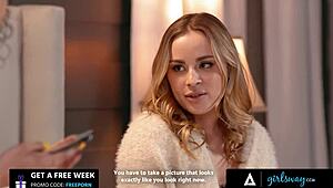 Girlsway prezentuje PAWG Annu Claire Clouds a drobnú 18+ Alexis Tae, ktoré sa ponárajú do lesbickej zábavy spolu.