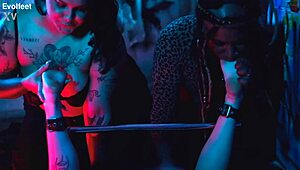 أقدام مربوطة تم دغدغتها بقوة وهي تغص على الأصابع.