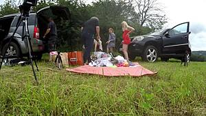 Mädchen ohne Höschen flashen Assets in öffentlichem Anprobieren