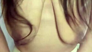 Тя загуби залог и трябва да покаже големите си естествени цици!