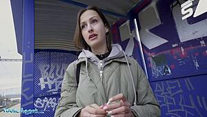 Public Agent Tren İstasyonunda Sigara İçeni Yakalar, Göğüslerini Göstererek Cezayı Öder