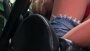 I blondines fitte, stikker hele armen inn med sexleketøy