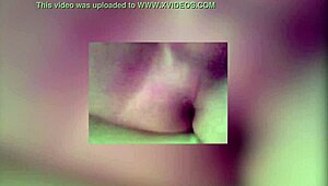 Bírnád ezt a szőkét, ahogy amatőr házi farkakat szop bedőlve?