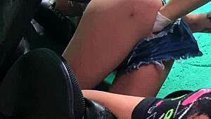 No cusinho da loirinha, infio o braso todo com sex toy