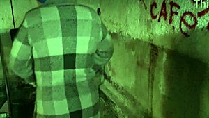 E aí, vê essa puta francesa levando no cu em lugar abandonado?