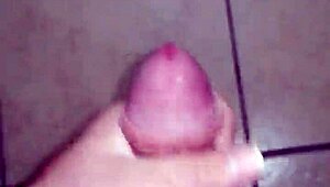 Она начинает с соло-мастурбации, наращивая до интенсивного самоудовлетворения в личном моменте