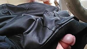 Fată Trans Curvă Vine Tare Jucându-Se în Mașină cu Leggings