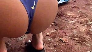 Μελαχρινή κουκλάρα δίνει κώλο σε δημόσιο μετά σχολείο