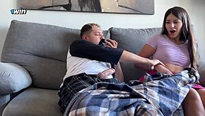 Siskopuoli yllättää veljen runkkaamassa ja auttaa kädellä