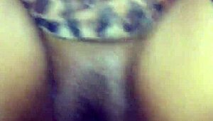 Amadora ebony leva boceta perfurada com dildo em fantasia escondida