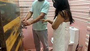 Marathi aunty gets drilled by plumber in Pune bathroom scene