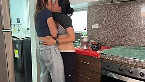 A Mi Vecina Le Encanta que Yo La Acompañe a Tomar Café en Lugares Públicos