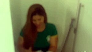 Nao tinha clientes, então pegamos o segurança no banheiro escondido