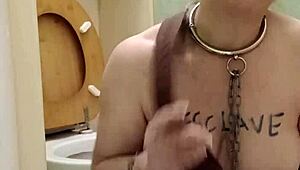 هي، هذه العبدة الهواة بي دي إس إم عاهرة تتعرض للإذلال في حمام 😈