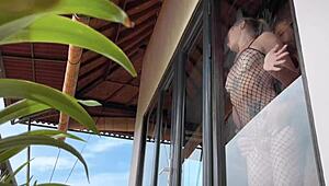 فتاة ساخنة في شبكات سمك منحنية لجنس سريع خشن