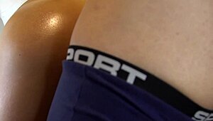 Uhvatio sam pola-sestru kako se saginje. Sada je tučem pasijim stilom jako.