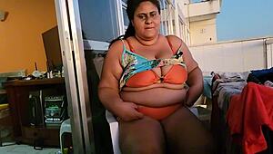 Geile Hausfrau nimmt Anal-Creampie von jungem Hengst am Strand