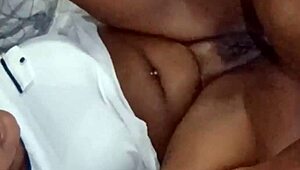 Man, she’s gemendo e gozando while getting pounded in the ass!