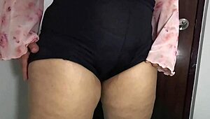 Fundul mare sexy perfect al soacrei mele în chiloți înainte de culcare