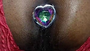 Man, she’s gemendo e gozando while getting pounded in the ass!