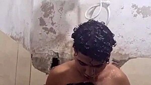 Minha madrasta se sente tão sozinha quando ele viaja, cavalgando forte em mim pra consolar