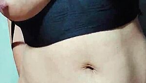 Пинай азиатска MILF язди голям кур в cowgirl за лактационен кримпай с увиснали цици