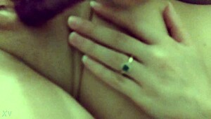 يا حبيبتي الصغيرة، تريدين اللعب بالألعاب وإصبع كسك الصغير؟