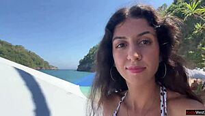 περπατώ με ζεστό κύμα να στάζει στο πρόσωπό μου σε γεμάτη δημόσια παραλία κατά τη διάρκεια τολμηρού cumwalk