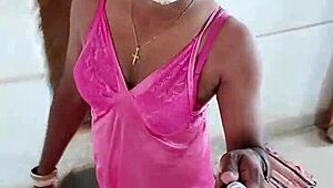 Me encanta Lara Dsouza en satén rosa para anal