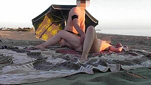 Migotałam cipką na publicznej plaży i ten facet sprawił, że trysnęłam