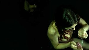 Putain Jilian avale dix giclées à la gloryhole déjantée !