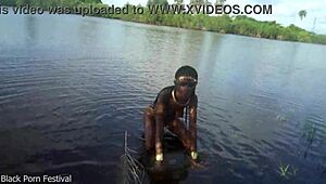 Skinny Afrikanerin aus Dorf läuft nackt outdoors auf der Suche nach Schwanz